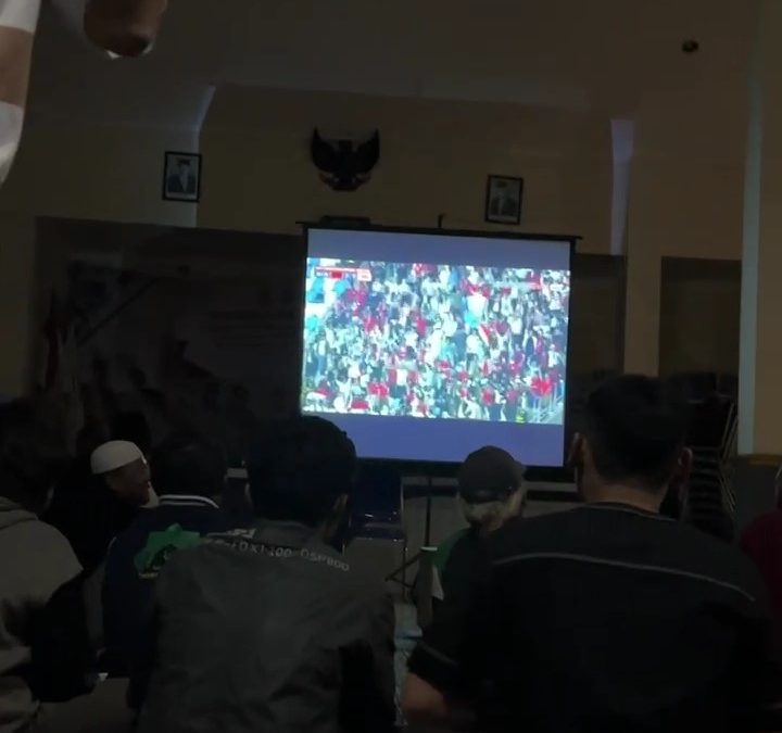 KKN DTEI UM Meriahkan Nobar Timnas Indonesia vs China, Suasana Berdebar-debar Hingga Akhir Laga