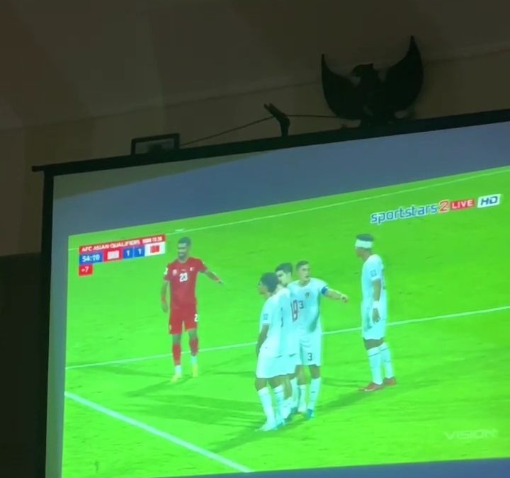 Nonton Bareng KKN DTEI UM, Emosi Campur Aduk Warnai Suasana Nobar Timnas Indonesia vs Bahrain di Desa Pandanrejo