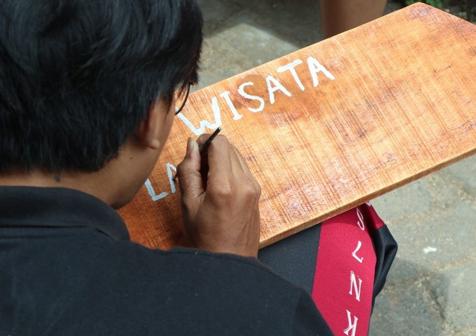 MAHASISWA KKN DTEI UM INISIASI PENGEMBANGAN PAPAN PETUNJUK ARAH UNTUK TINGKATKAN AKSESIBILITAS WISATA LATAR BALE