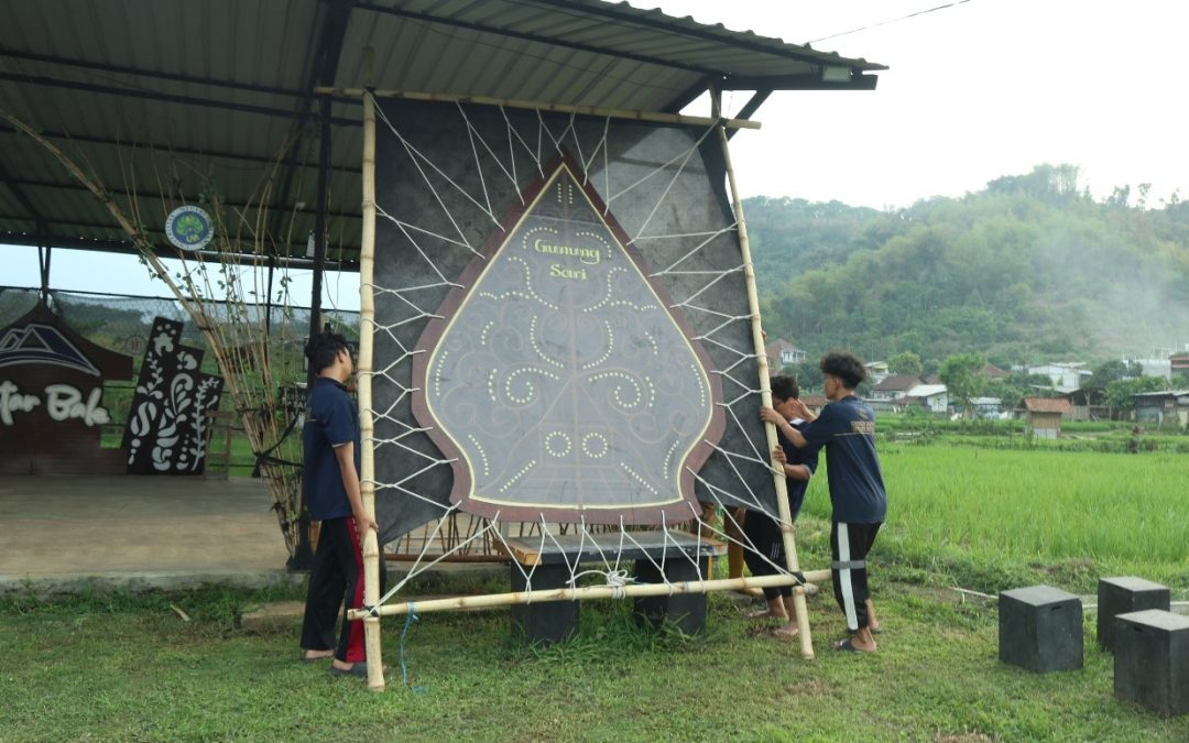 MENGUSUNG SEMANGAT GOTONG ROYONG, MAHASISWA KKN DTEI UM AJAK WARGA PERINDAH WISATA DESA LATAR BALE