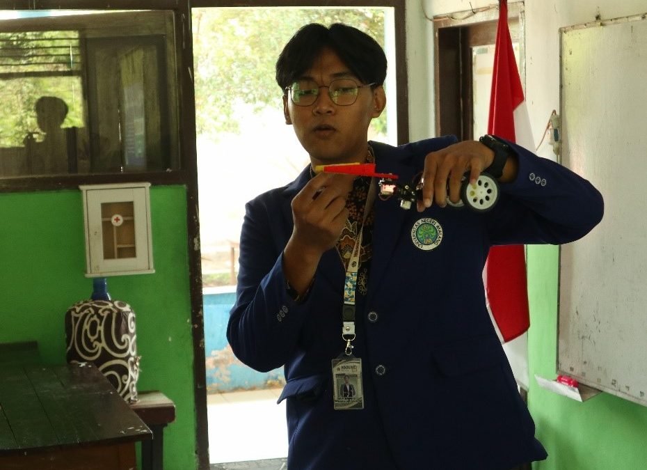 TEGASKAN PENTINGNYA PENDIDIKAN TEKNOLOGI SEJAK DINI, TIM KKN DTEI UM ADAKAN SOSIALISASI DASAR-DASAR TEKNOLOGI ROBOTIKA BAGI SISWA SD