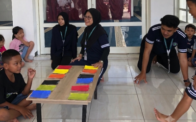 Mahasiswa Teknik Elektro UM Laksanakan Stimulasi Motorik Anak dengan Media Kertas Warna dan Tali Rafia untuk Dukung Pendidikan Anak Usia Dini