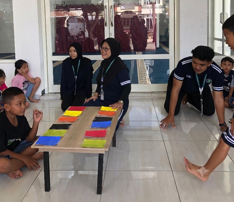 Mahasiswa Teknik Elektro UM Laksanakan Stimulasi Motorik Anak dengan Media Kertas Warna dan Tali Rafia untuk Dukung Pendidikan Anak Usia Dini